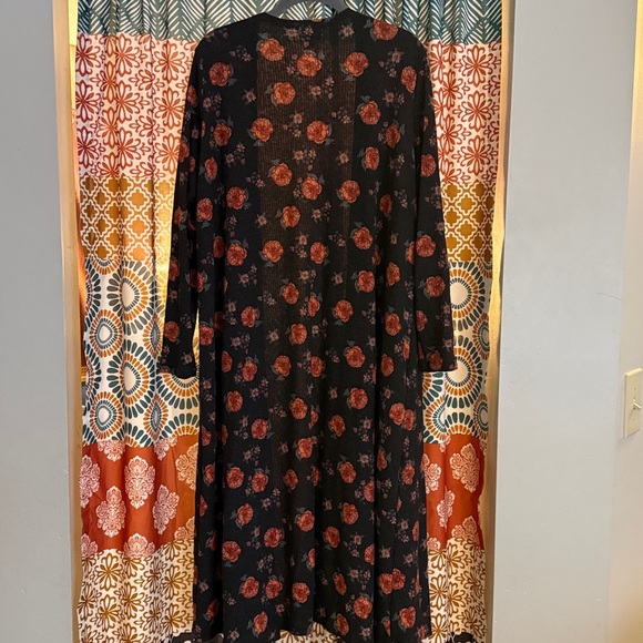 LuLaRoe Ribbed Sarah Roses - Picture 3 of 3